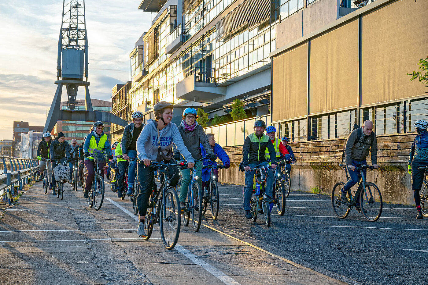 Gruppe Radfahrender an der Elbe