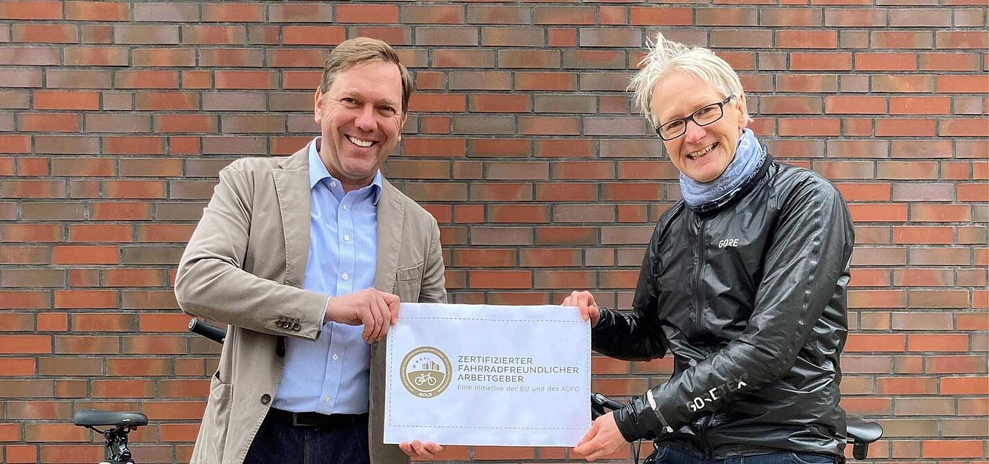 Eurofins_Uebergabe_Zertifikat_2024_Oliver_Fraemke_Thomas_Luetke Zertifikatsübergabe für Fahrradfreundlichen Arbeitgeber in Gold mit Oliver Främke und Thomas Lütke