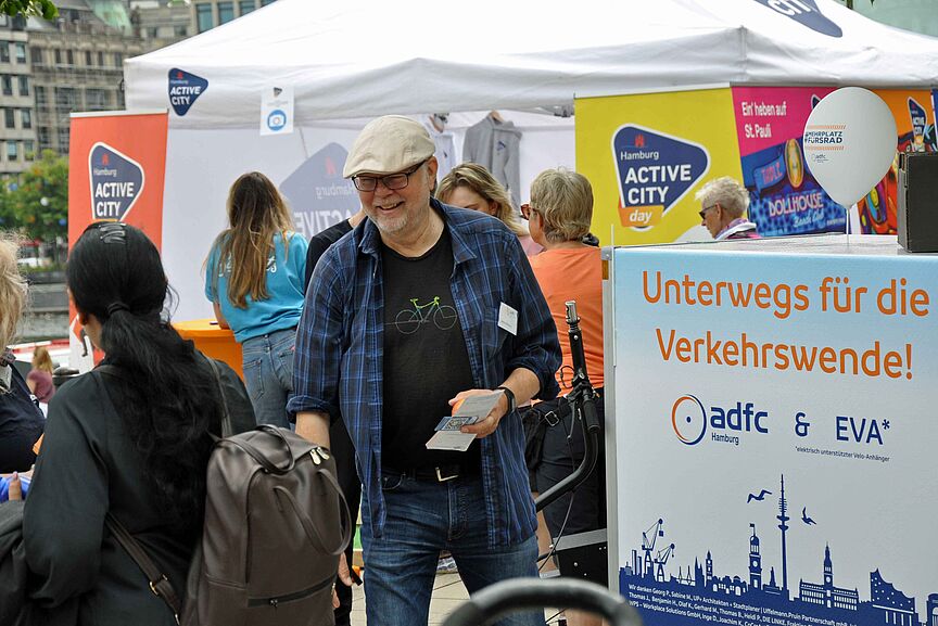 Geheimtipps Herbert im mit Schiebermütze im Gespräch mit Menschen
