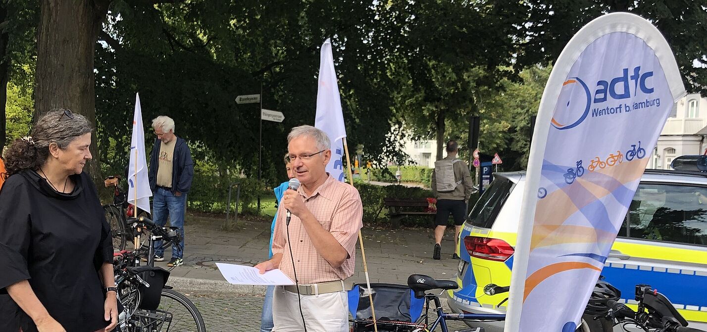 Bezirksamtsleiterin Frau Schmidt-Hoffmann empfängt vor dem Bergedorfer Rathaus die Forderungen der ADFC-Gruppierungen.