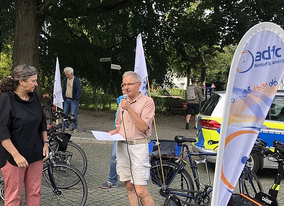 Bezirksamtsleiterin Frau Schmidt-Hoffmann empfängt vor dem Bergedorfer Rathaus die Forderungen der ADFC-Gruppierungen.