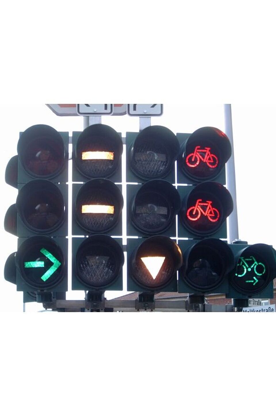 Ampeln mit reinen Fahrradsignalen Fünf Ampel nebeneinander: Rechtsabbieger grün, Bus Stopp, Buss freie Fahrt geradeaus, Fahrrad rot, Fahrrad Pfeil rechts grün