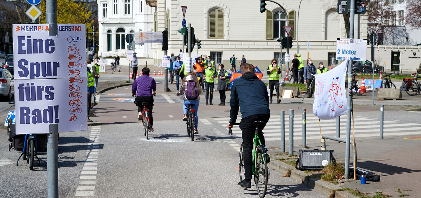 Pop-up-Aktion Kennedybrücke/ Alsterglacis 17.4.2021 PopUp_Radweg_Kennedybruecke
