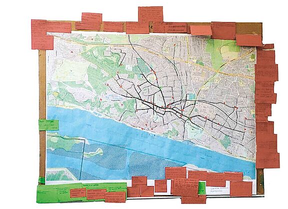 Vor dem PDF war die Zettelwirtschaft: So haben sich die Schüler*innen aus Blankenese ihre Alternativvorschläge zur Verbesserung der Verkehrssituation rund um ihre Schulen erarbeitet.