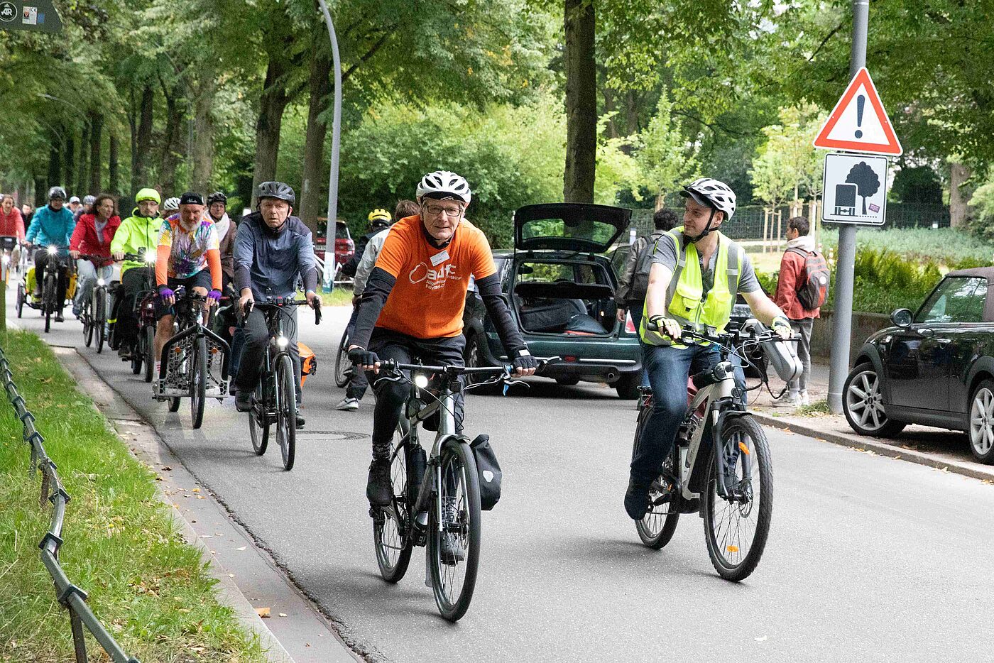 Gruppe Radfahrender an der Alster
