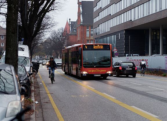 Linienbus überholt Fahrrad auf Radfahrstreifen