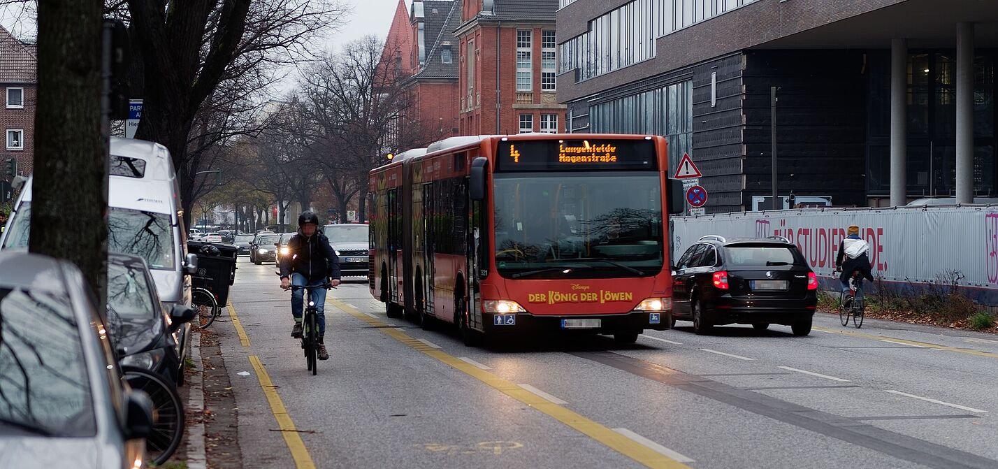 Linienbus überholt Fahrrad auf Radfahrstreifen