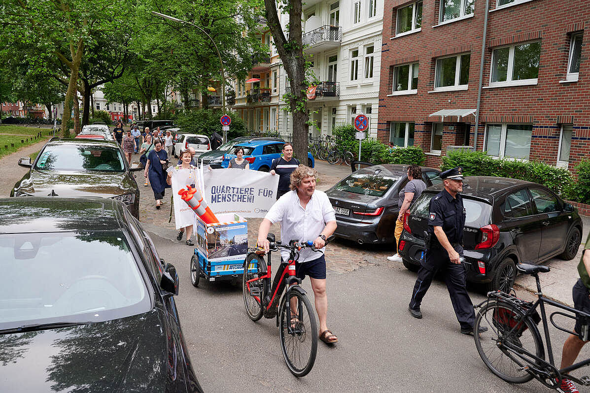 Parkende Autos behindern Menschen