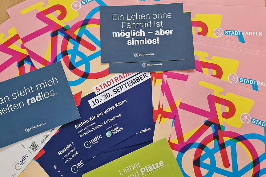 SR_2024_Poster_Postkarten Bild mit Postern und Postkarten