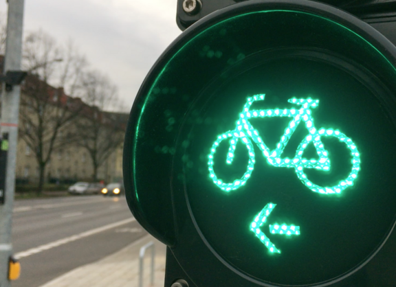 Fahrradampel mit Linkspfeil zeigt grün