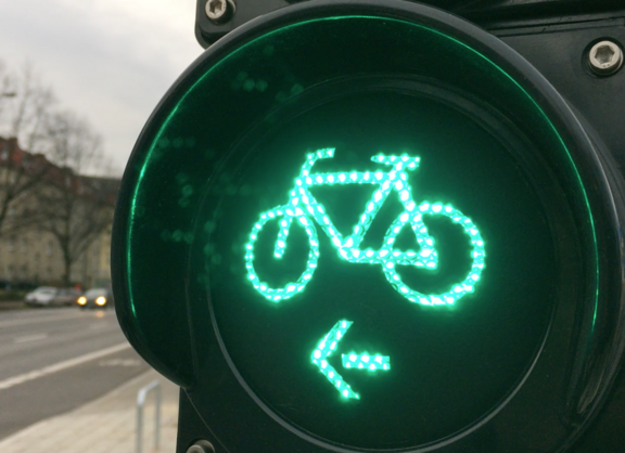 Fahrradampel mit Linkspfeil zeigt grün