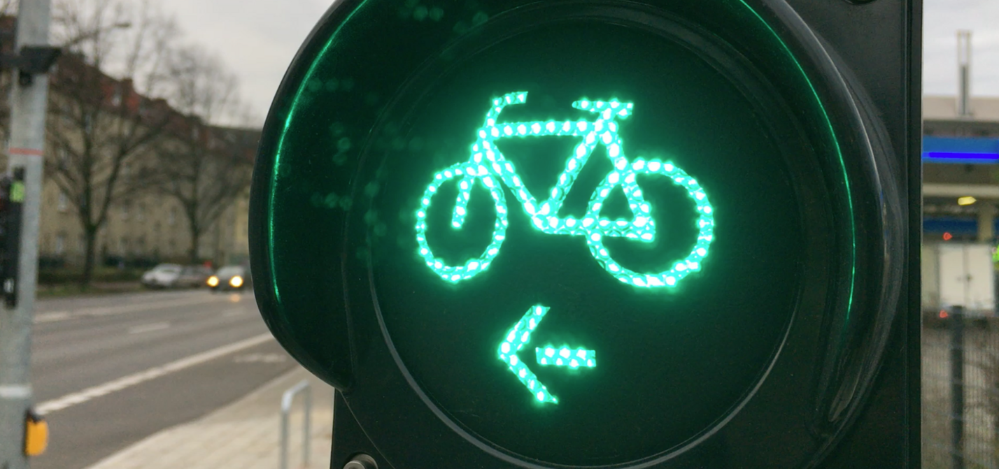 Radampel Habichtstraße Fahrradampel mit Linkspfeil zeigt grün