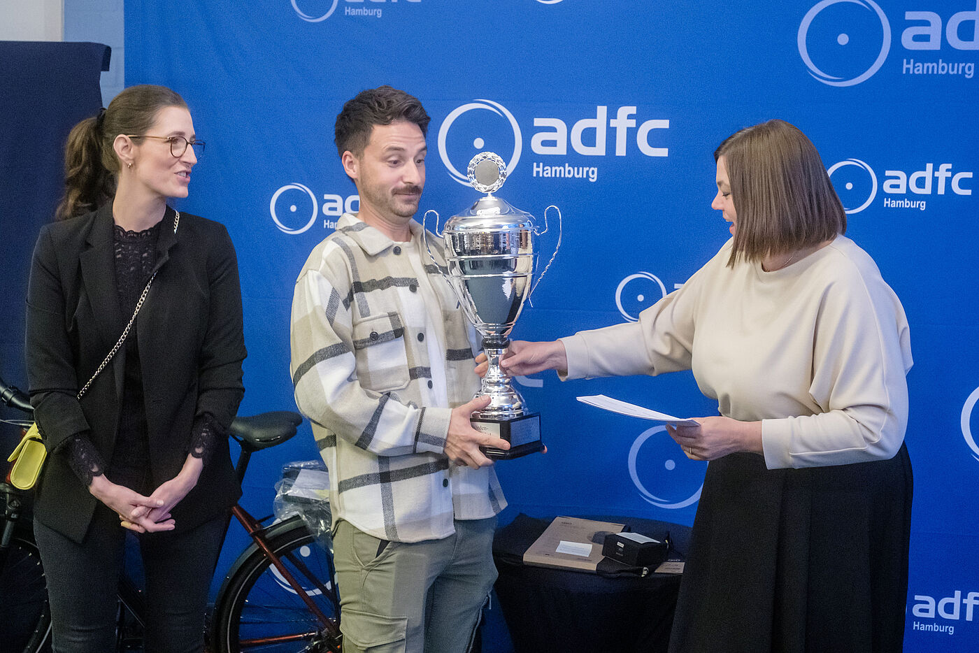 Eigentlich keine Überraschung: Wieder einmal hat das HIBB den Behördenpokal erobert. HIBB erhält den Behördenpokal
