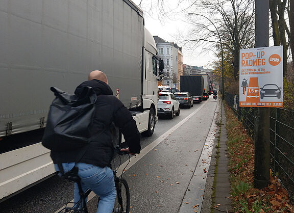 Ein LKW überholt einen Radfahrenden auf dem Radfahrsteifen "An der Verbidungsbahn" nur knapp.