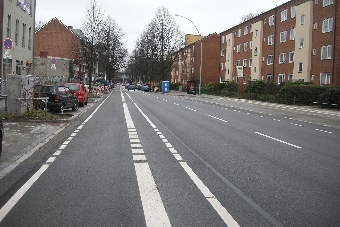 Hufnerstraße, Hamburg Barmbek. Radfahrstreifen in Gegenrichtung seit Ende 2014. Geplant waren eigentlich schmale Inselchen zwischen Fahrstreifen und Radfahrstreifen. Auf diese hat die Verwaltung dann aber kurzfristig verzichtet. Der ADFC hält sie weiterhin für notwendig.