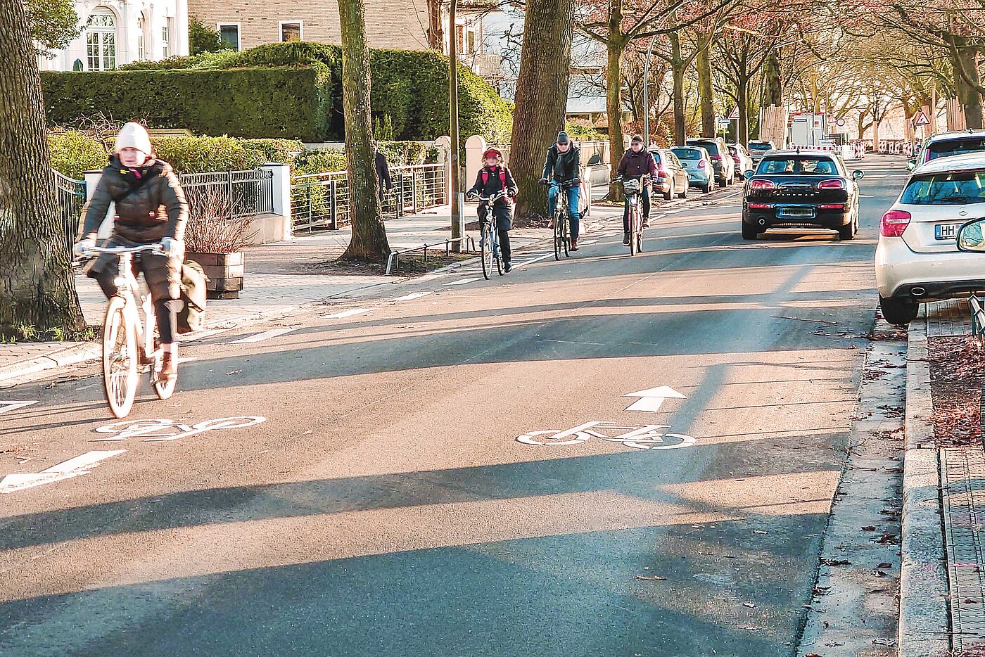 Beim Umbau der Bellevue an der Alster zur Fahrradstraße entfiel "aufgrund des großen Verlusts von Stellplätzen in diesem Teilabschnitt der Planungsgrundsatz des Wegfalls des Parkens auf der Alsterseite", teilte Hamburgs Verkehrsbehörde mit.