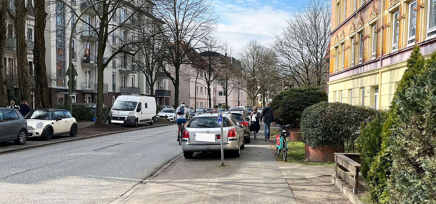 Neuordnung_des_Strassenraumes_Walddoerferstrasse Parkende Autos blockieren den Radweg in der Walddörferstraße