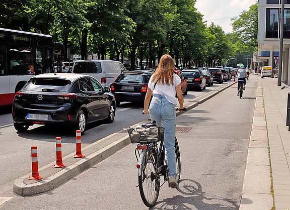 Radfahrende auf dem Geschützen Radfahrstreifen am Holstenwall in Hamburg