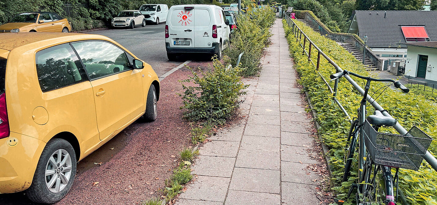 Elbchaussee Parkende Autos auf dem Seitenstreifenm an der Elbchaussee
