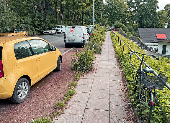 Parkende Autos auf dem Seitenstreifenm an der Elbchaussee