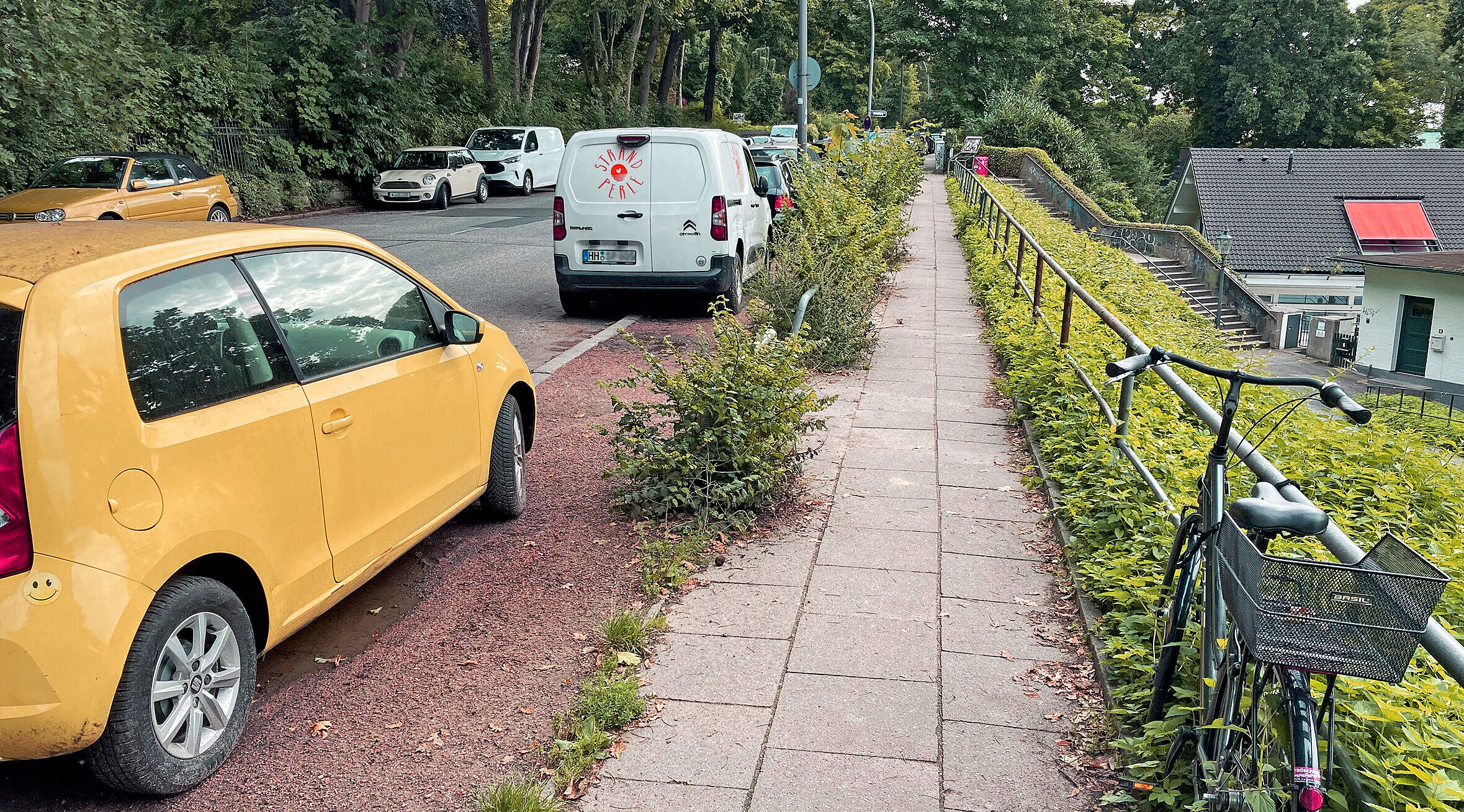 Parkende Autos auf dem Seitenstreifenm an der Elbchaussee
