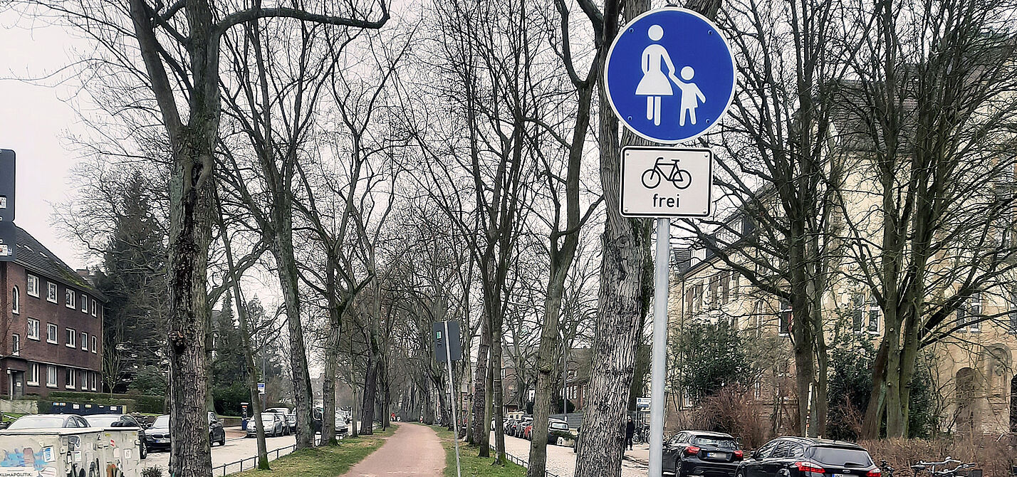 Bleickenallee Fußweg auf dem Mittelstreifen der Bleickenallee mit Schild Fahrrad frei