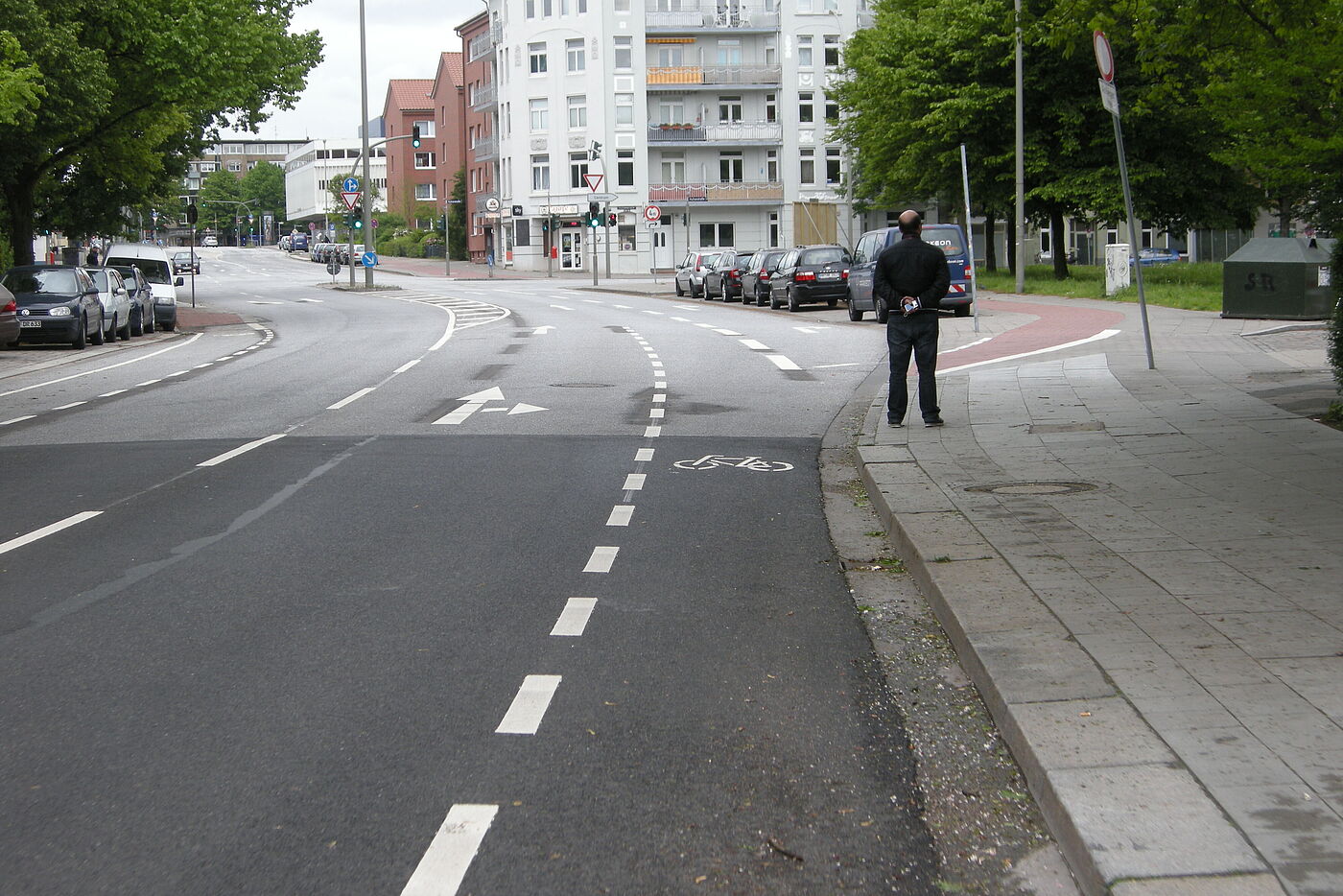 Rübenkamp. Der Schutzstreifen endet in der Geradeausfahrspur. Die Radfahrenden können aber auch in die Rechtsabbiegespur oder auf den Radweg fahren. (Mai 2014)