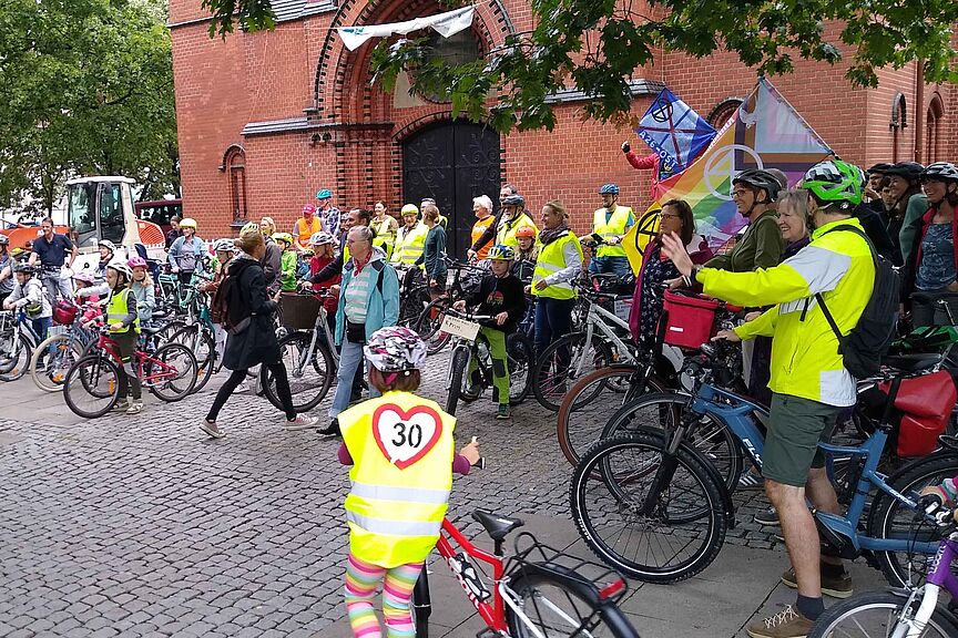 BG Harburg Fahrraddemo mit Kindern in Harburg