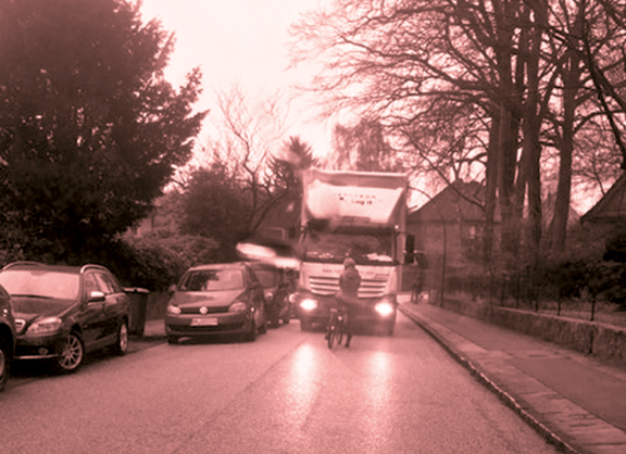 Oesterleystraße, Richtung Ortskern Blankenese: Auch Verkehrsteilnehmer*innen, die sich in dieser schmalen Straße begegnen, müssen gegenseitige Rücksichtnahme zeigen. Der Lkw-Fahrer aber fuhr in die auf seiner Seite zugeparkte Engstelle – offenbar in dem Glauben oder sogar der Gewissheit, entgegenkommende Radfahrer*innen würden, wie sonst auch, auf ihre Vorfahrt verzichten. An diesem Tag hatte er sich allerdings getäuscht.