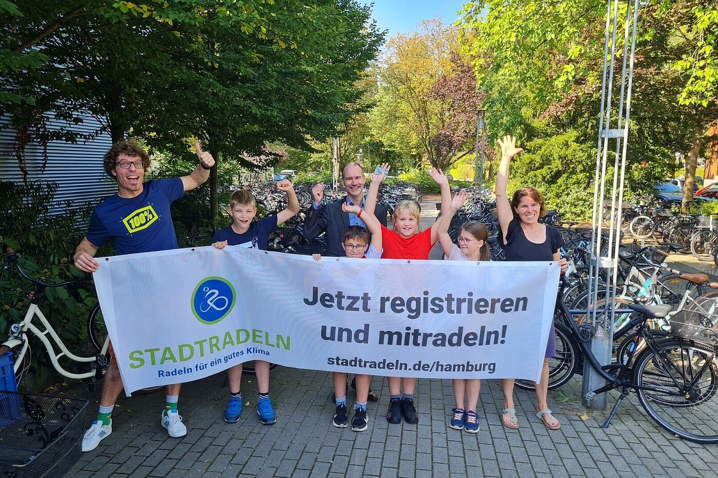 Gruppe hält ein Banner mit STADTRADELN-Aufschrift in die Höhe