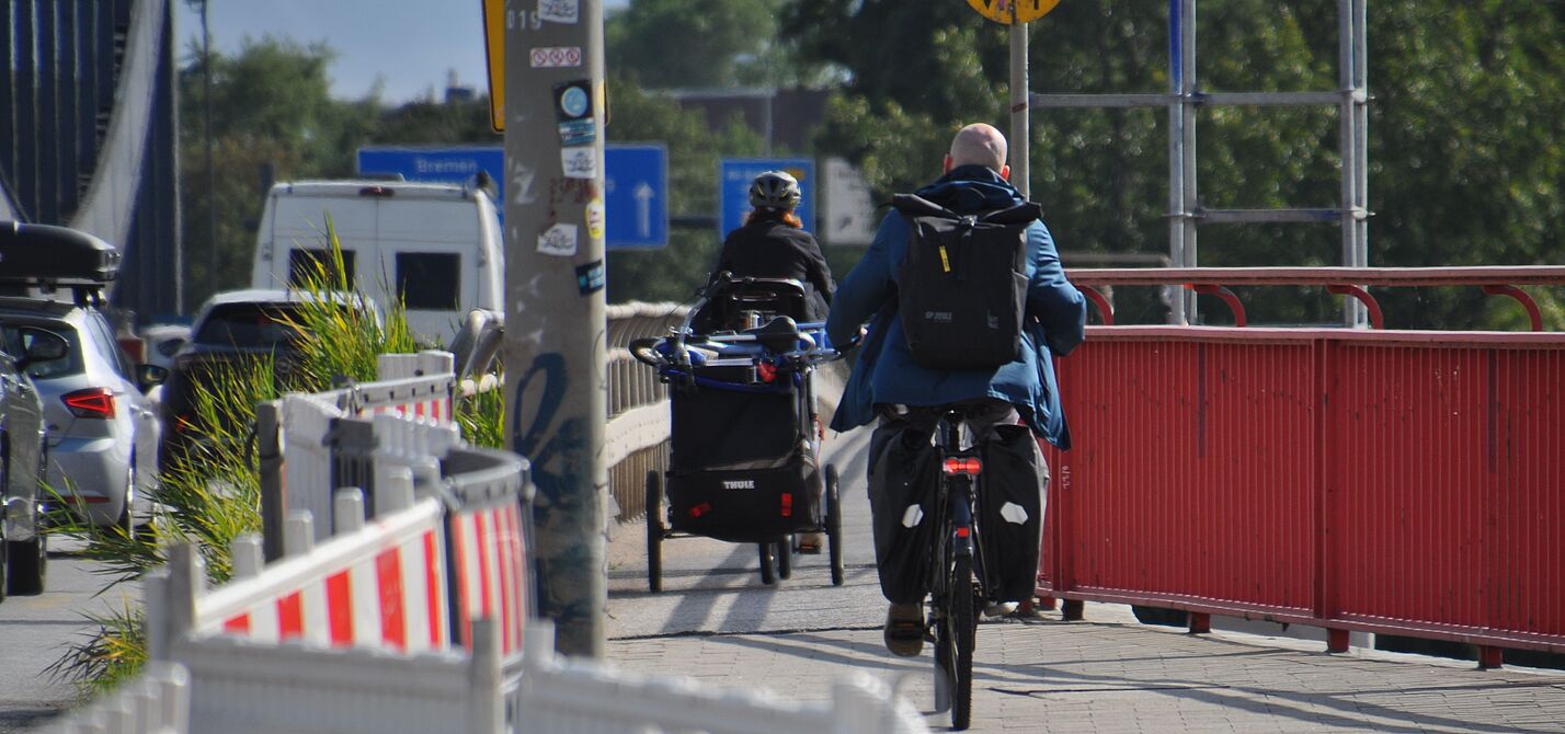 Radfahrende auf dem gemeinsamen Geh-und Radweg entalng der Neuen Elbbrück in Hamburg.