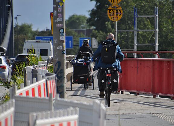 Radfahrende auf dem gemeinsamen Geh-und Radweg entalng der Neuen Elbbrück in Hamburg.