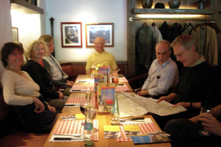 Mitglieder*innen des Radlertreffs sitzen am Tisch in einer Gaststätte