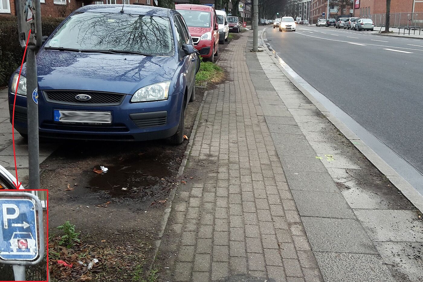 Schmaler Radstreifen gefährdet durch Parkende