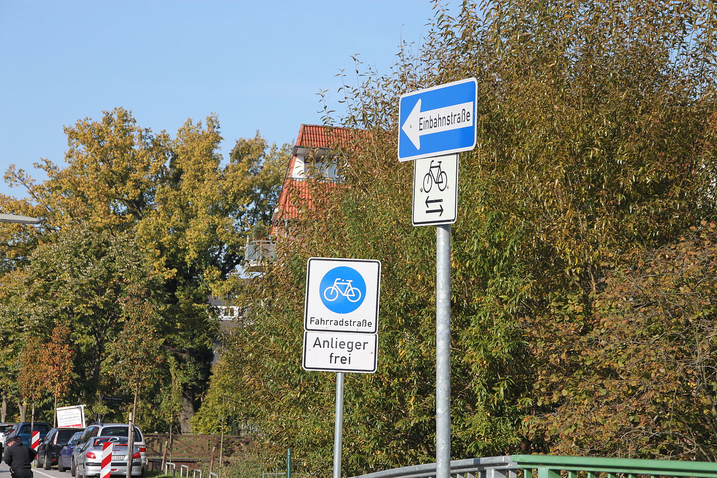Schilderkombination: Einbahnstraße/Radverkehr in beide Richtungen, Fahrradstraße/Anlieger frei