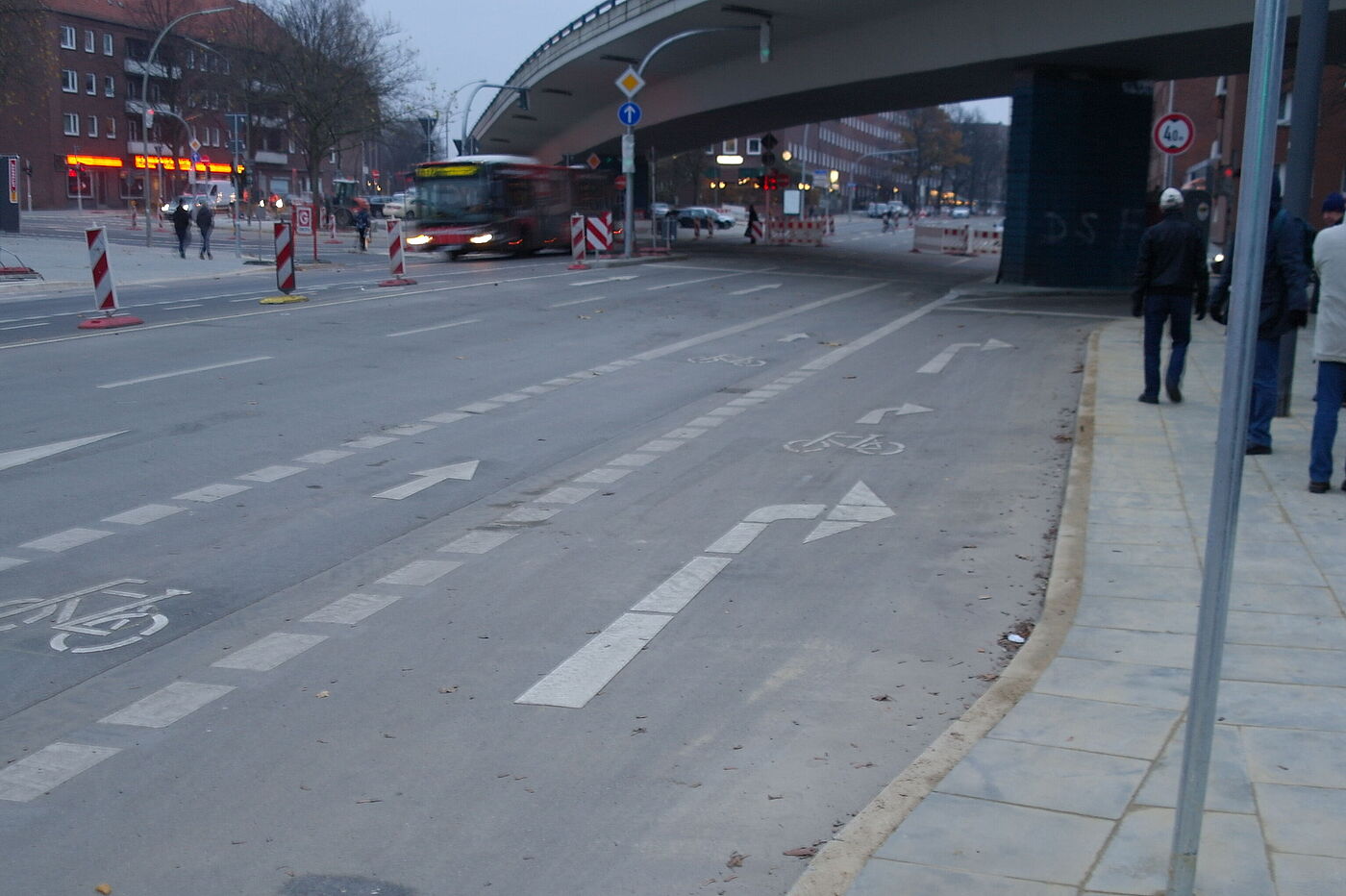 Rechtsabbiegespur mit Fahrradpiktogramm