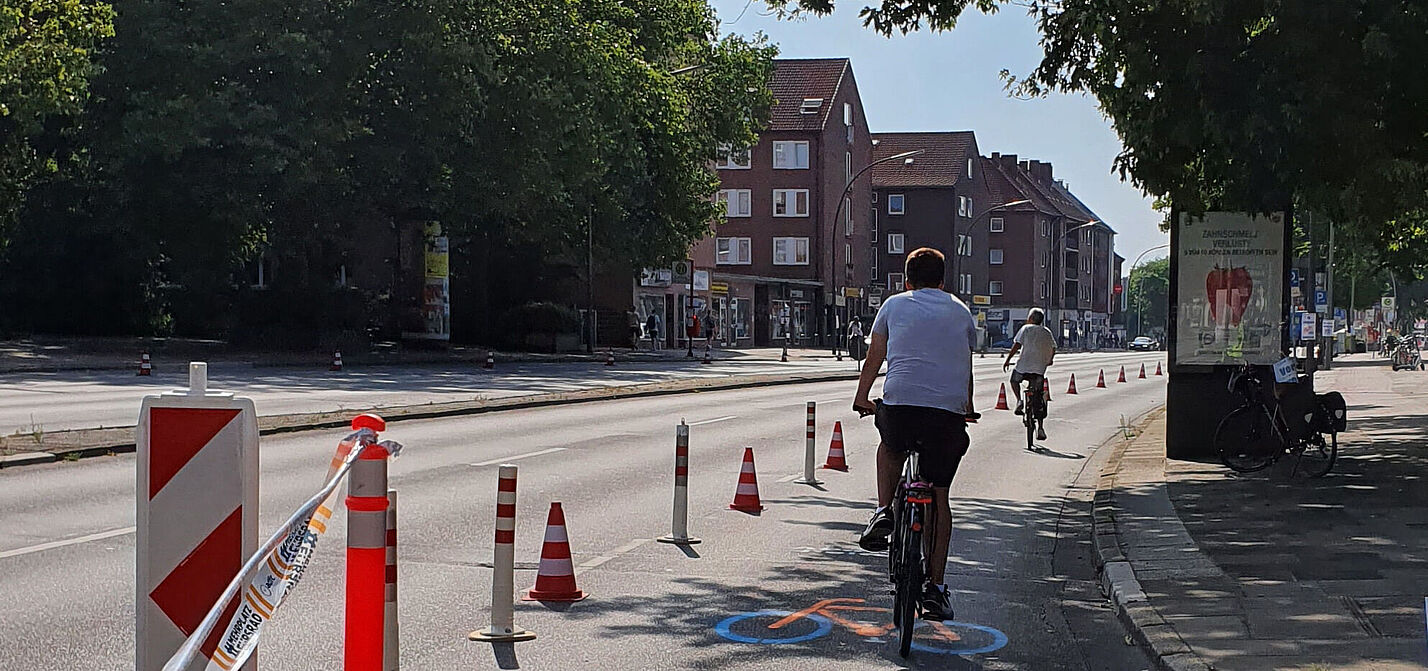 Popup-Bikelane Wandsbek Radfahrer auf einer Popup-Fahrradspur in Wandsbek