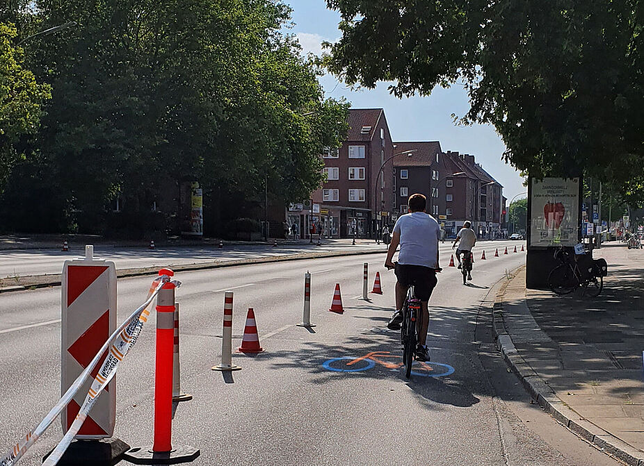 Pop-Up-Bikelane Radfahrer auf einer Popup-Fahrradspur in Wandsbek