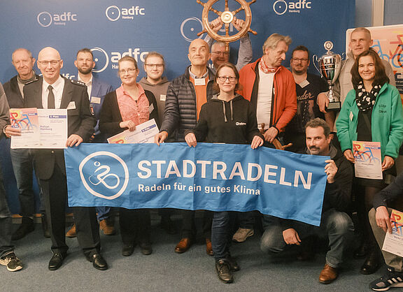 Gruppenbild mit Banner