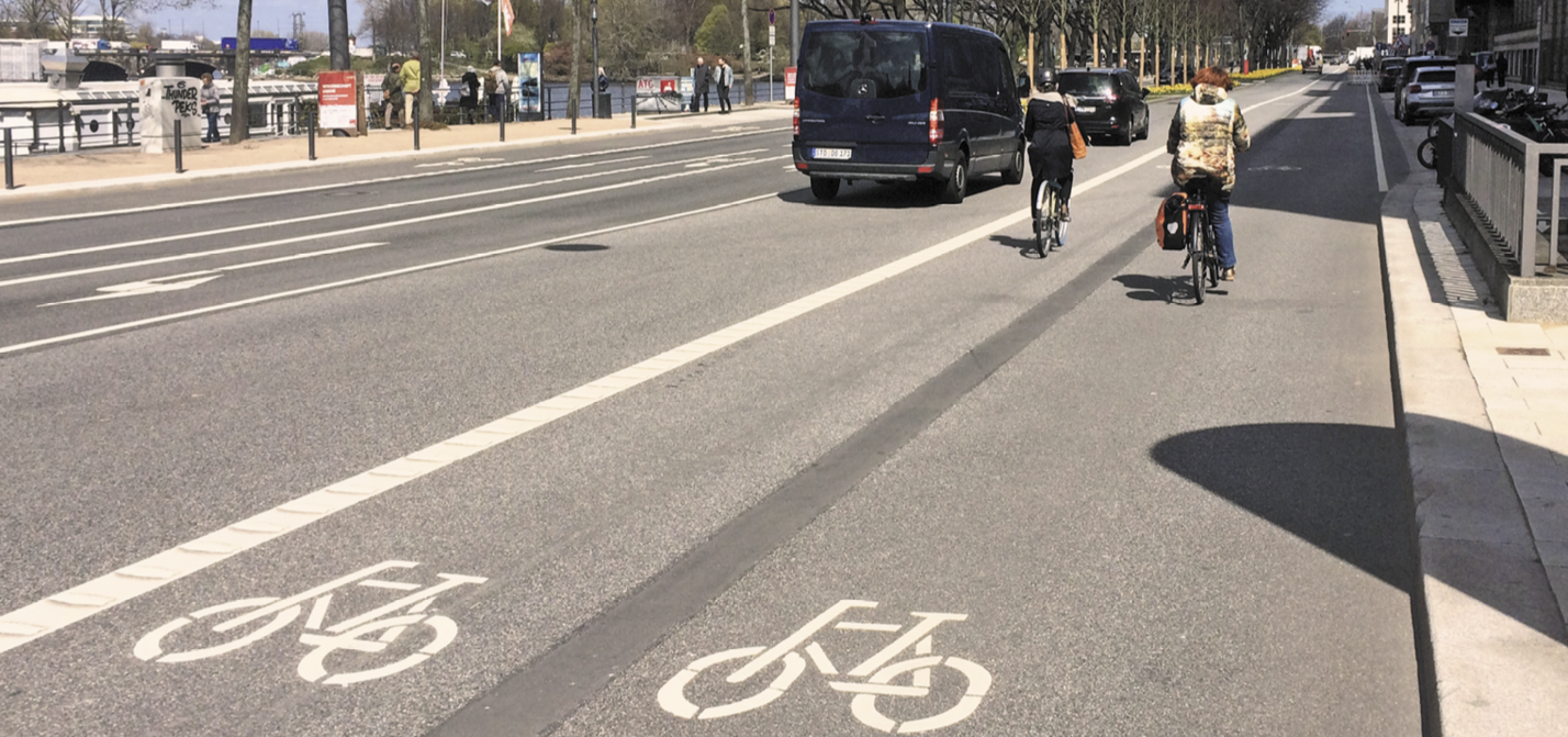 Moderne Verkehrsführung - der breiteste Radfahrstreifen Hamburgs am Ballindamm.