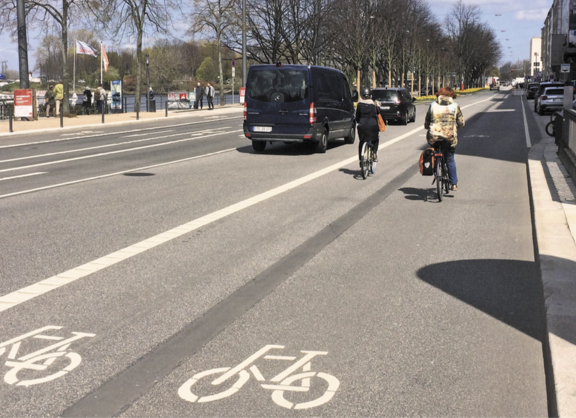 Moderne Verkehrsführung - der breiteste Radfahrstreifen Hamburgs am Ballindamm.