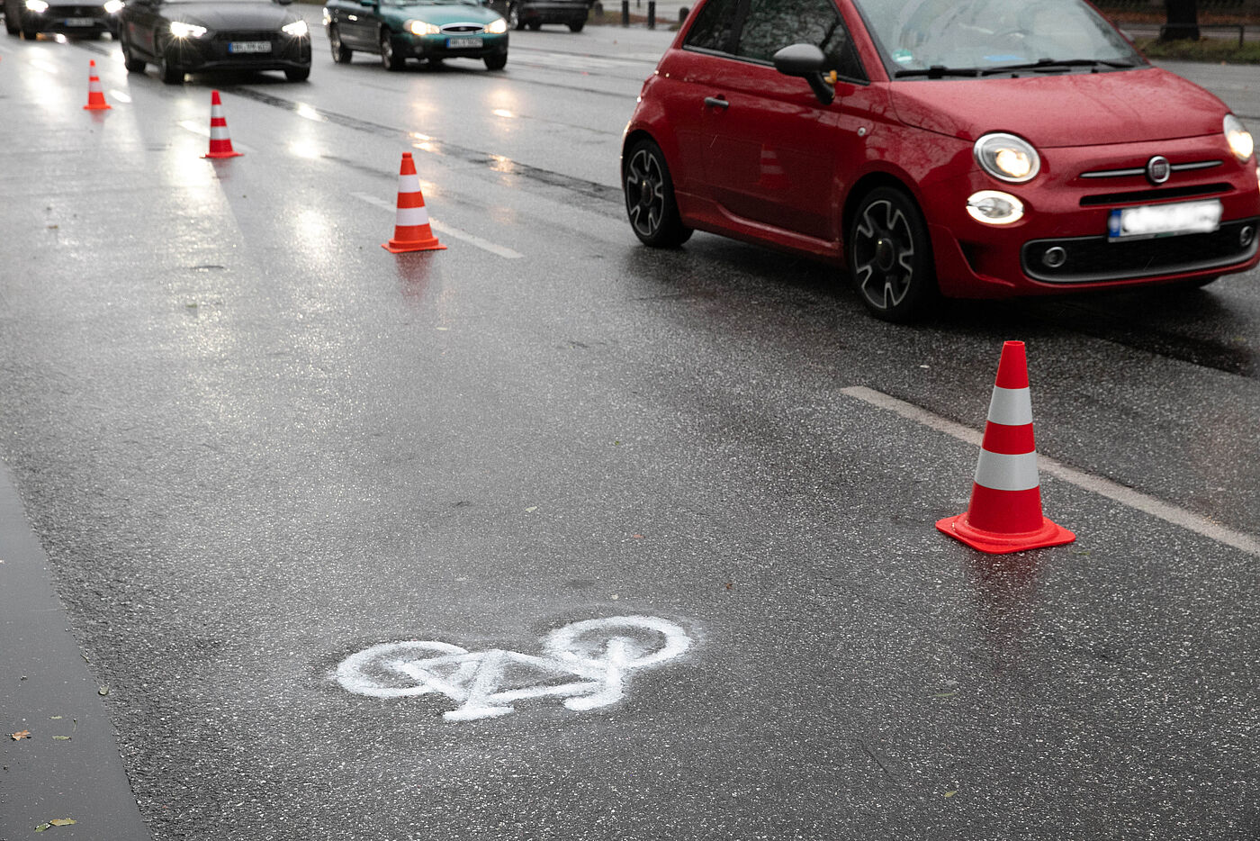 Abgetrennte Spur mit Bremer Hütchen und aufgesprühtem Fahrradsymbol auf der Fahrbahn.