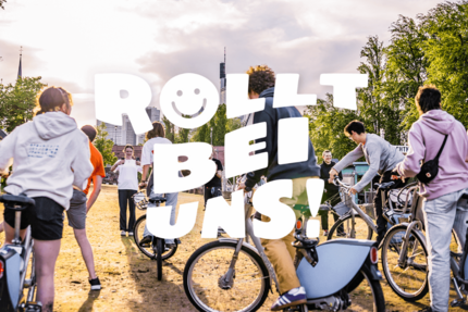 Junge Menschen fahren gemeinsam Fahrrad großer Text über der Bildläche: Rollt bei uns.