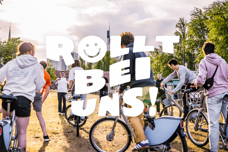 Junge Menschen fahren gemeinsam Fahrrad großer Text über der Bildläche: Rollt bei uns.