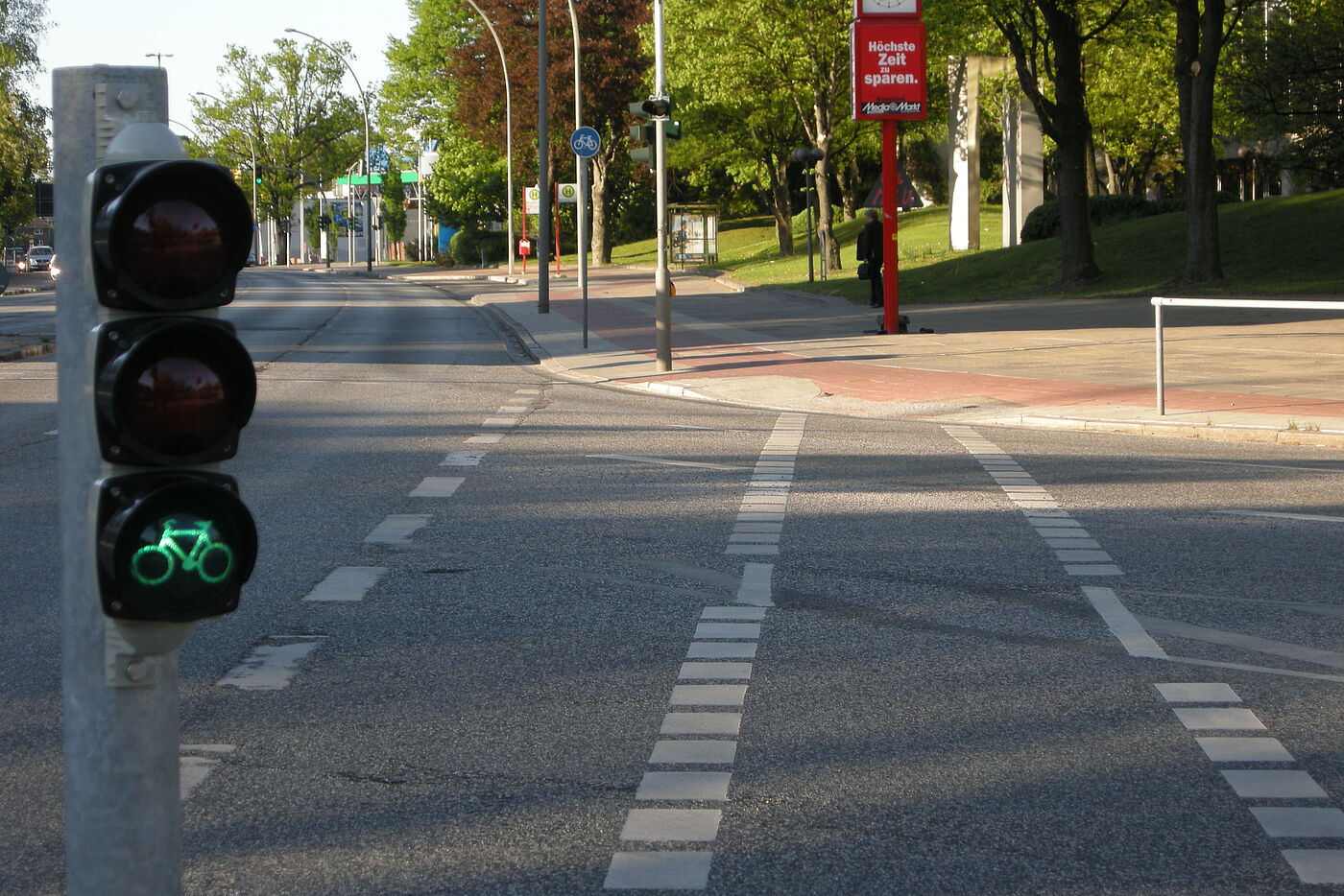 grün zeigende Fahrradampel vor einer Radwegfurt über die Kreuzung