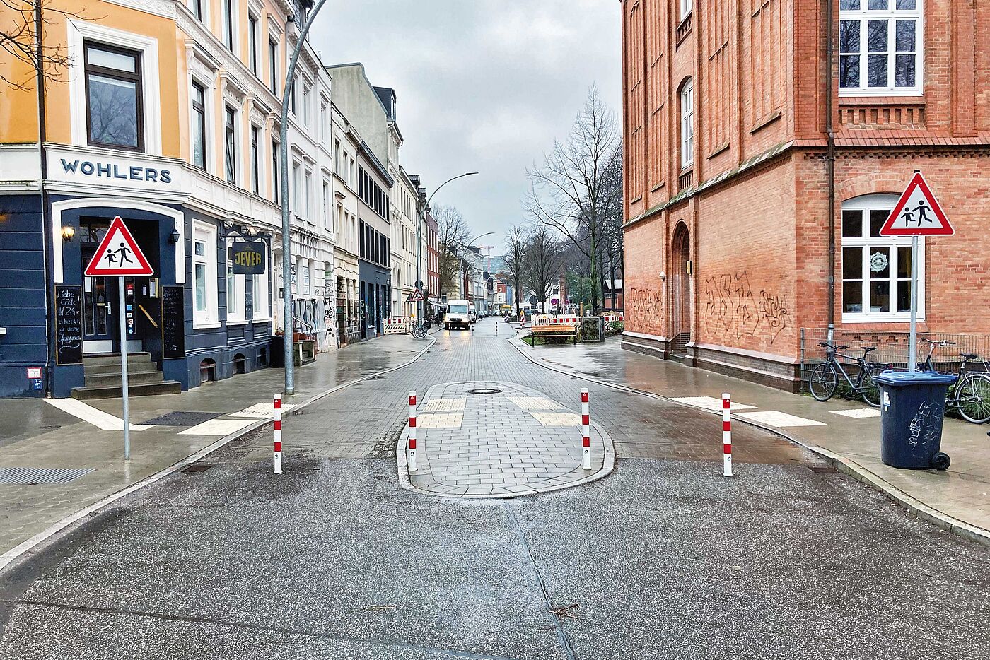 Die etwas unscheinbaren Poller in der Thadenstraße dienen als modale Filter – ein wirksames  Mittel, um Kfz-Durchgangsverkehr zu unterbinden.