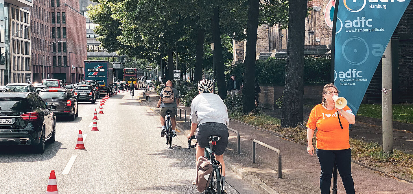 Popup Bikelane und ADFc-Sprecherin am Megafon