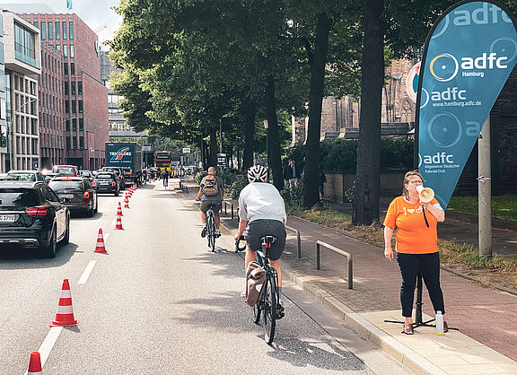 Popup Bikelane und ADFc-Sprecherin am Megafon