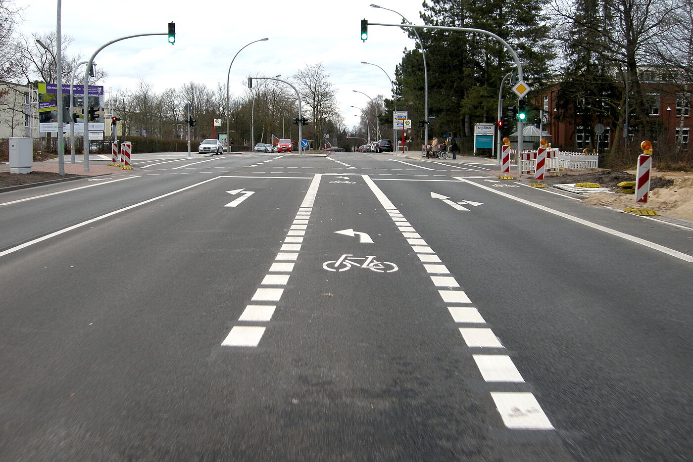 Alte Landstraße Richtung Norden. Nach links geht es Richtung Hinsbleek. (Markiert Anfang 2016)