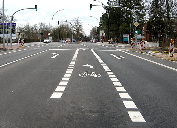 Alte Landstraße Richtung Norden. Nach links geht es Richtung Hinsbleek. (Markiert Anfang 2016)